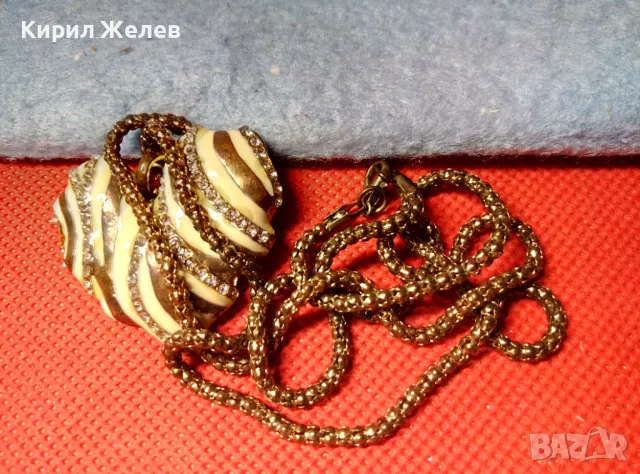 ЗЛАТИСТО със СЪРЦЕВИДЕН ЕМАЙЛИРАН МЕДАЛЬОН ВИНТИДЖ КОЛИЕ с БЛЕСТЯЩИ КРИСТАЛИ 47371, снимка 5 - Колиета, медальони, синджири - 47336429