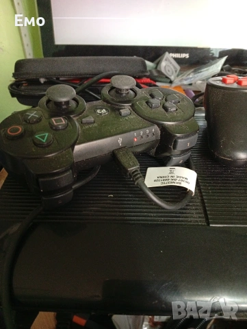 playstation 3 с два джойстика,кабели и 6 игри