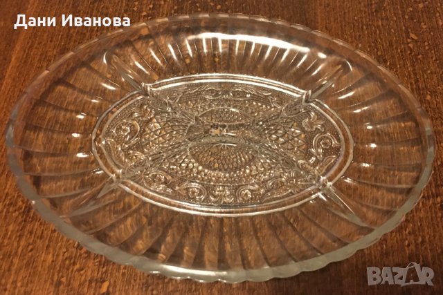 Овална стъклена ордьовърна чиния с 4 отделения, снимка 1 - Чинии - 31389529