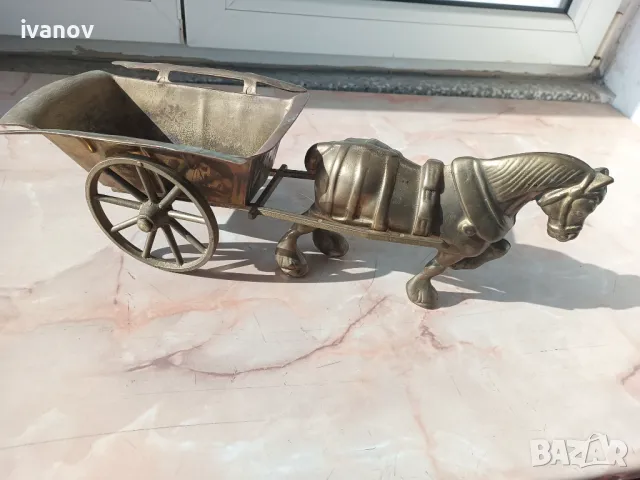 Бронзов кон с каручка