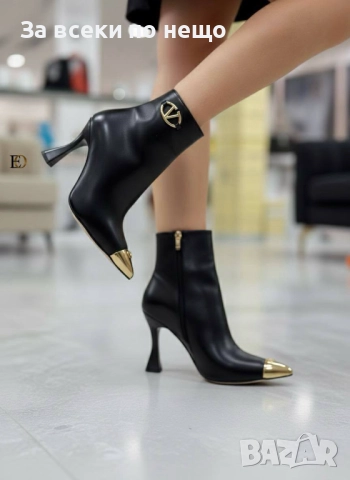 Valentino Дамски Черни Кожени Боти С Метален Ток И Метален Детайл Валентино Код SK129