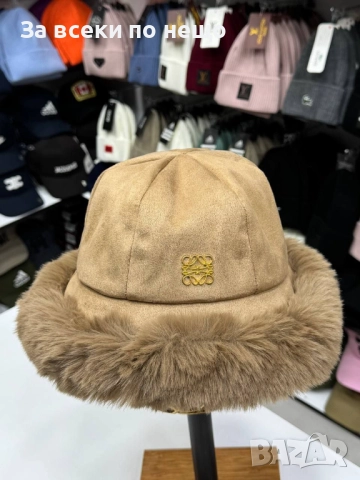 Loewe Зимна Шапка С Пух Тип Идиотка Лоеве - Различни Цветове Код E939, снимка 4 - Шапки - 51993830