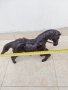 Стара кожена статуетка на кон, снимка 3