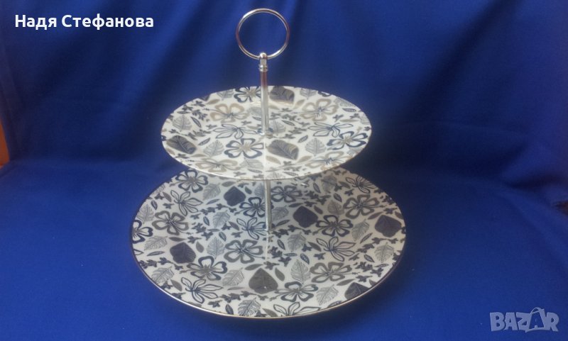 Порцеланов поднос за сладкиши на два етажа, кръгли чинии с метална дръжка, снимка 1