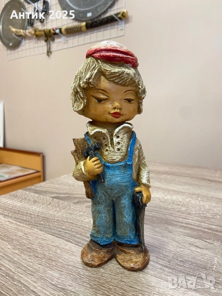 Винтирана декоративна статуетка на момче, снимка 1