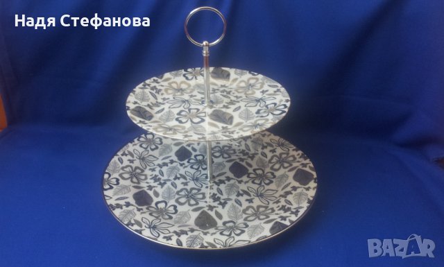 Порцеланов поднос за сладкиши на два етажа, кръгли чинии с метална дръжка, снимка 1