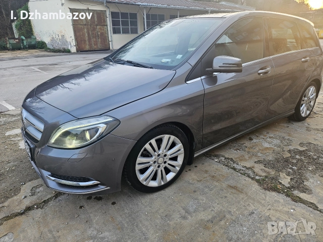Mercedes B180 *КОЖА *ПОДГРЕВ *DISTRONIC * Park asist* Android auto&Carplay * KAMERA, снимка 4 - Автомобили и джипове - 52632583