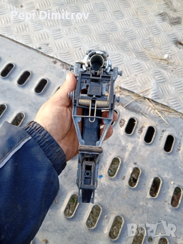 предна дясна дръжка  VW Golf Mk5 / Plus / Jetta 1K0837886, снимка 3 - Части - 52820636