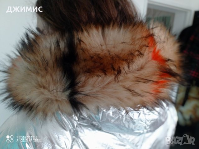 Като ново! Сребристо яке с красива качулка с естествен косъм, снимка 4 - Якета - 31571696