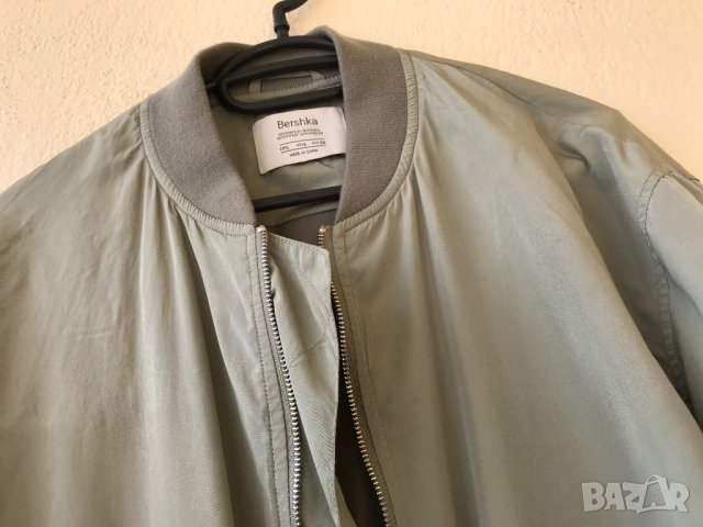 Тънко яке Bershka- L, снимка 4 - Палта, манта - 30326126