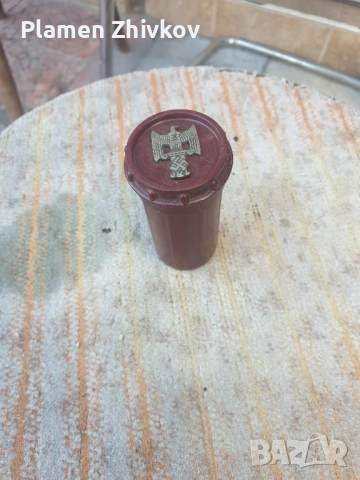 бакелитена цилиндрична немска кутика в която е поставян сапуна за бръснене 