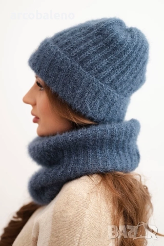 Дамски комплект шапка и зимен пухкав шал с декоративна емблема, 11цвята , снимка 3 - Шапки - 52422201