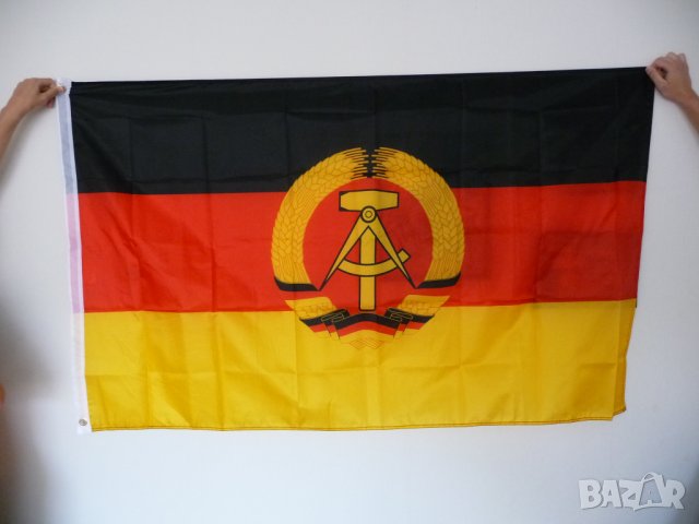 Ново Знаме на Източна Германия ГДР Трабант Берлинската стена, снимка 1 - Колекции - 36926912