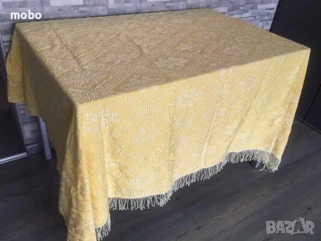 Покривка за маса /легло  с ресни – чисто нова, размер 200/140см