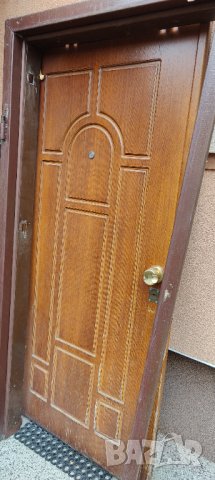 Блиндирана метална входна врата с покритие от естествен фурнир МДФ 
