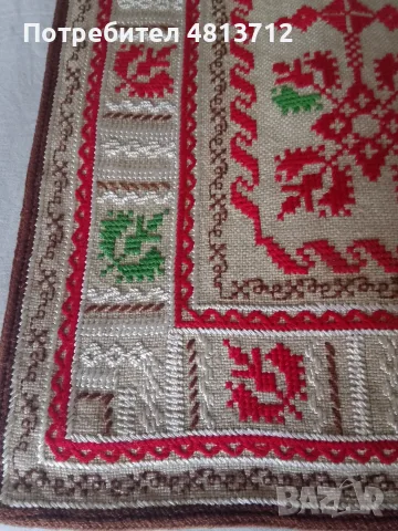 Каре покривка ръчно бродирано на ленена панама Българска бродерия