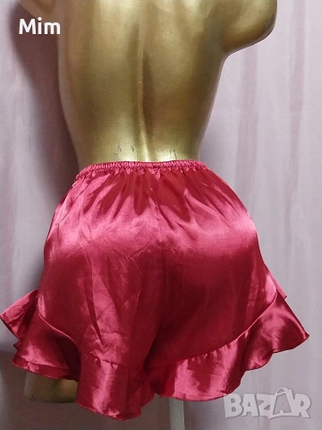 S Червени сатенени шорти с къдри, снимка 4 - Бельо - 53968452