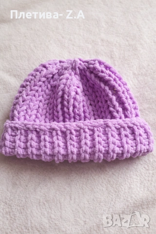 Мека и топла ръчно плетена шапка