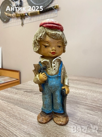Винтирана декоративна статуетка на момче