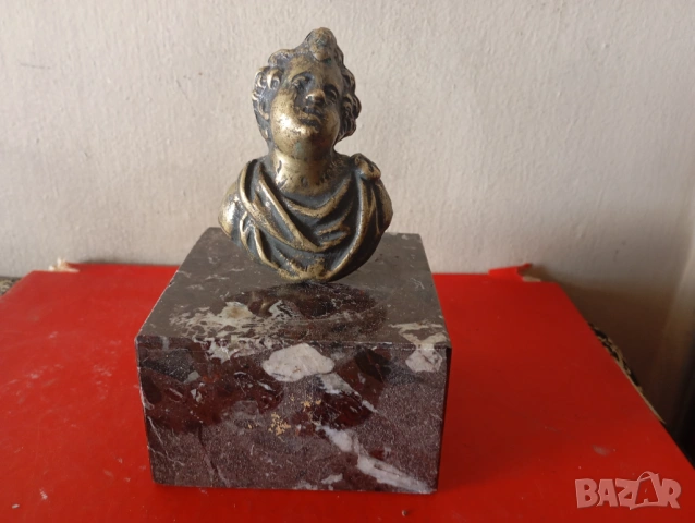 Стар бронзов бюст на херовим