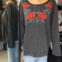 Широка блуза от плътно трико в цвят графит с бродирани цветя, снимка 1 - Блузи с дълъг ръкав и пуловери - 38928518