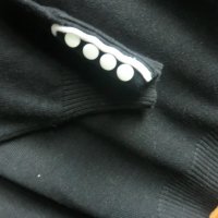черен пуловер с бели копчета НМ, снимка 2 - Блузи с дълъг ръкав и пуловери - 37322374