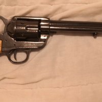 Нестреляща колекционерска реплика на емблематичният револвер Колт 45 писмейкър. За колекция, игра и , снимка 1 - Колекции - 31459290