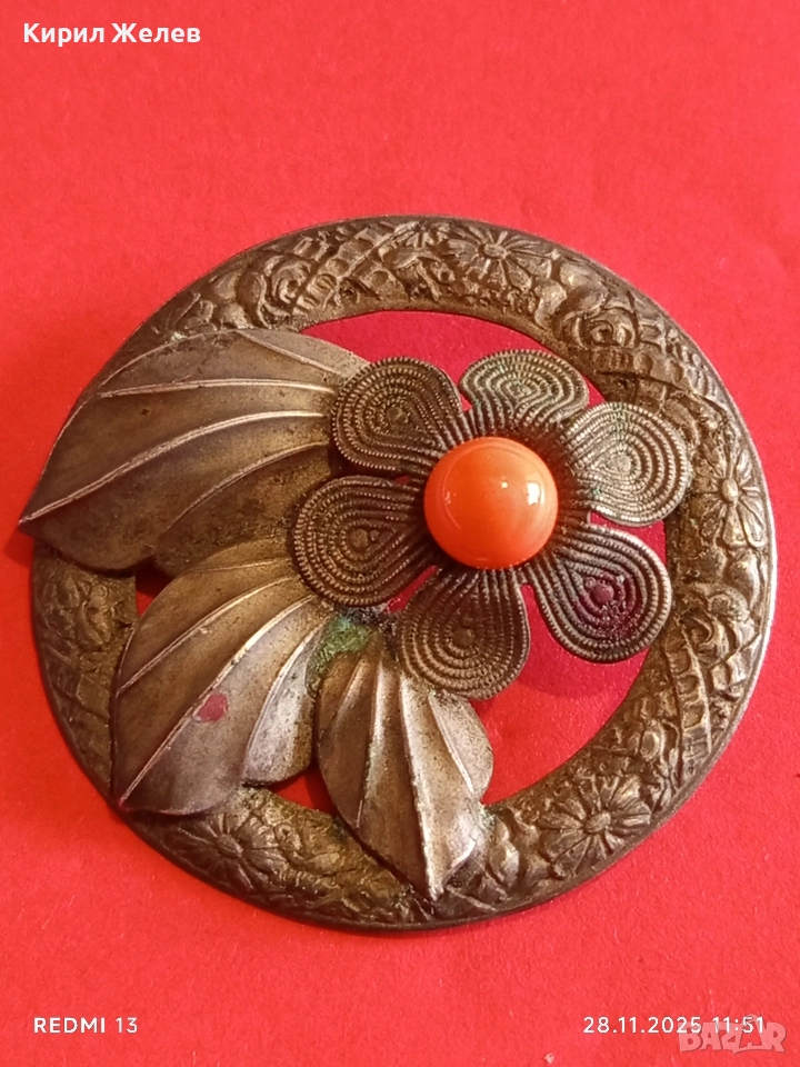 Ретро брошка с флорален мотив филигранни венчелистчета и ярко оранжево мъниста 48877, снимка 1