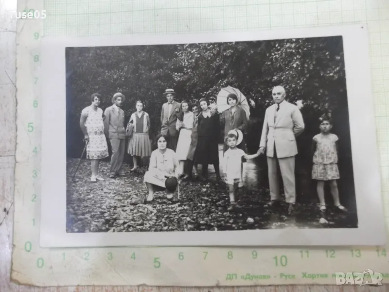 Снимка стара на група на разходка, снимка 1