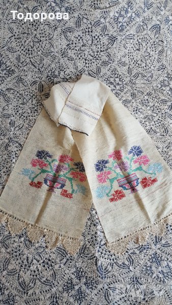 Голям автентичен кенарен месал с цветни бродерии  и плетена дантела., снимка 1