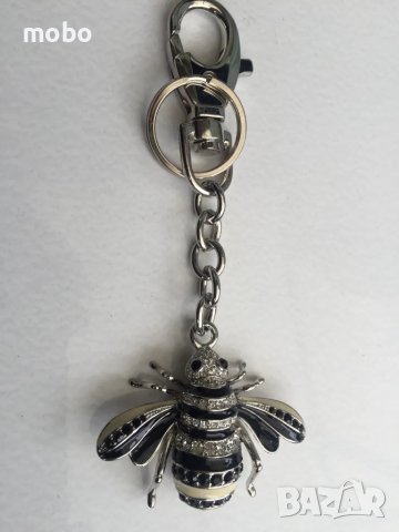 Луксозен ключодържател от метал  под форма на пчела, инкрустиран  с бели и черни камъни, снимка 2 - Други - 49314634