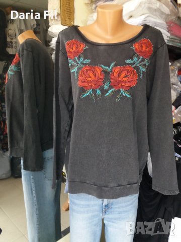 Широка блуза от плътно трико в цвят графит с бродирани цветя