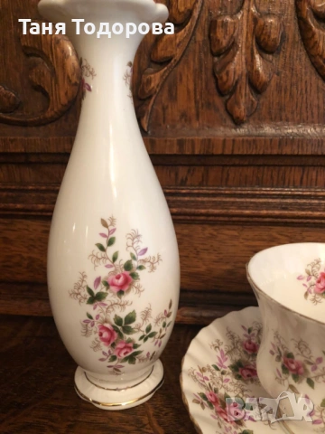 Два чаени и кафени комплекта Royal Albert с деликатен флорален мотив. Чашите и чинийките са в добро , снимка 4 - Сервизи - 54061640