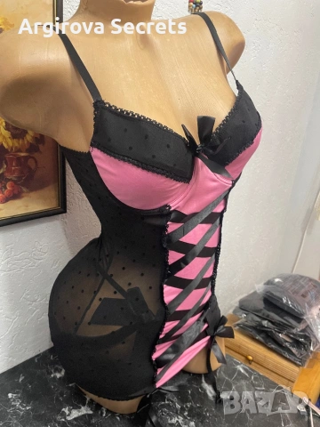 Сладък еротичен комплек с панделки както на горната част таки  и на бикините 