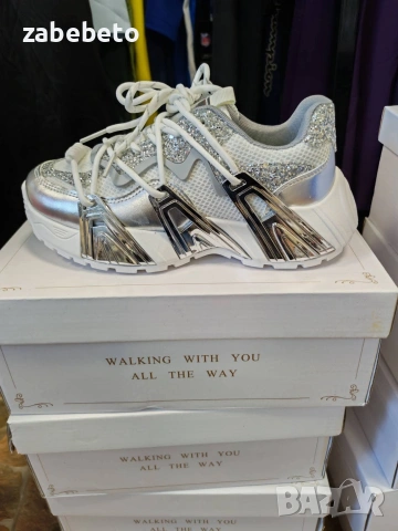 Маратонки с камъни 