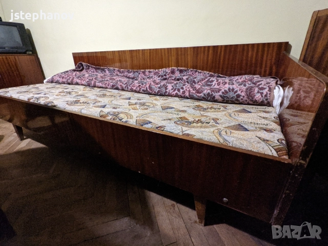 ПОДАРЯВАТ СЕ! Подарявам стари мебели - легла, шкафове, бюро, ракла, снимка 4 - Гардероби - 52641959