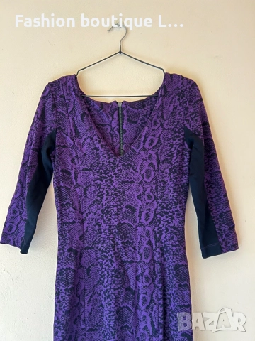 Лилава рокля с дълъг ръкав змийски принт и цип на гърба М размер плътна материя подходяща за зимата , снимка 2 - Рокли - 52166655
