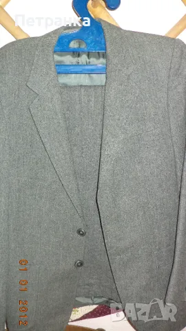 На вашето внимание - сив тънък вълнен костюм