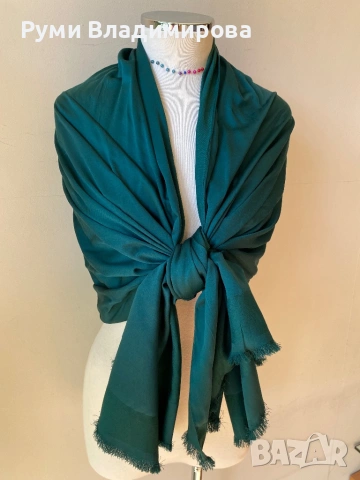 Тъмнозелен шал от сатен