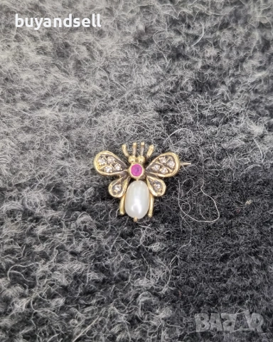 Златна брошка с рубин и диаманти