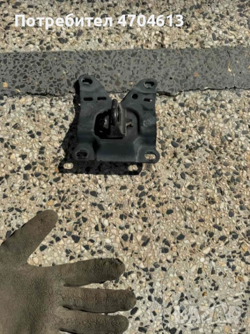 Закопчалка на преден капак на Ауди Audi A8 H4 D4 само за 20Eur. 4h0823186d, снимка 4 - Части - 53136425