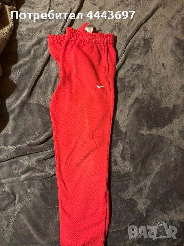Червен панталон на Найк оригинален, снимка 2 - Панталони - 52915945