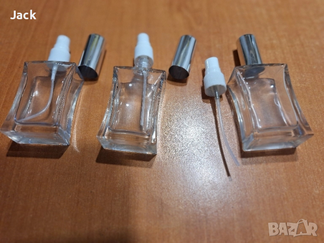 СТЪКЛЕНИ ШИШЕНЦА 50 ml. С ПУЛВЕРИЗАТОР НА ВИНТ И МЕТАЛНО КАПАЧЕ.