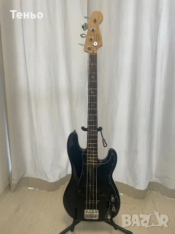 Продавам бас китара Squier