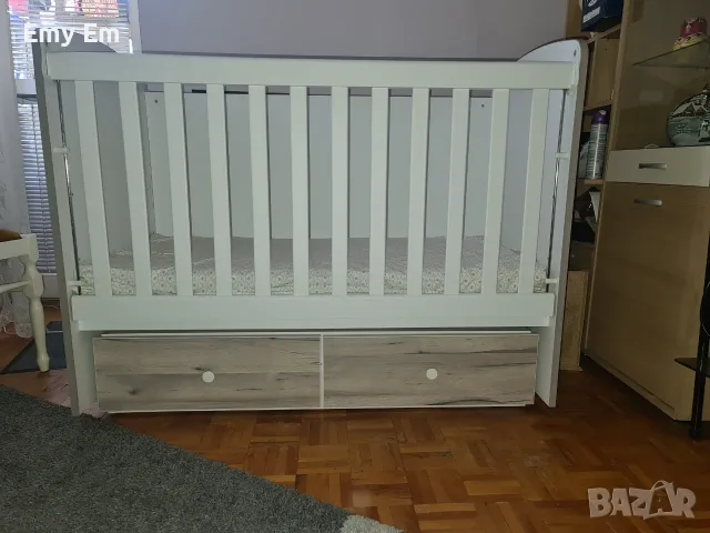 Бебешко легло с люлеещ механизъм, матрак, 2 чекмеджета и въртележка, снимка 2 - Кошарки - 56153074