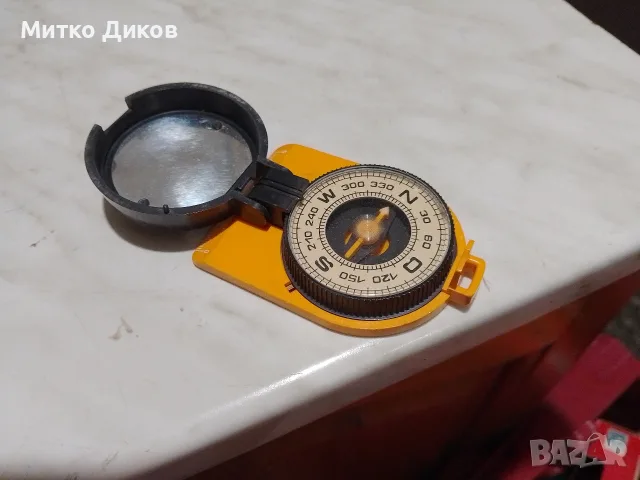 стар съветски джобен компас „Азимут“ произведен в СССР през 1970-те години отличен мери точно