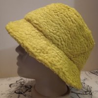 Дамска шапка Екзотика Жълта, снимка 2 - Шапки - 37792157