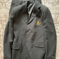 Униформа Мъжки екип костюм с падпис и емблема на училище П.Р.Славейков, снимка 2 - Костюми - 36497989