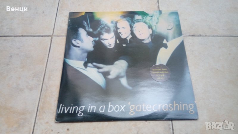 Грамофонна плоча  LIVING IN A BOX   LP., снимка 1