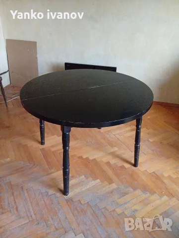 Дървена кръгла маса